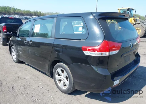 2012 Toyota Sienna Base V6 7 Passenger z USA, uszkodzony, nr VIN 5TDZK3DC3CS264399